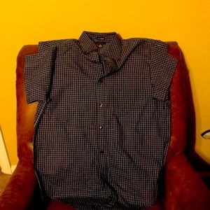 MEDIUM  (M) VAN HEUSEN NO IRON SHORT SLEEVE SHIRT